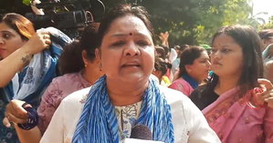 भाजपा की कार्यकर्ताओं ने चूड़ियां लेकर केजरीवाल के घर के बाहर किया प्रदर्शन, मांगा इस्तीफा